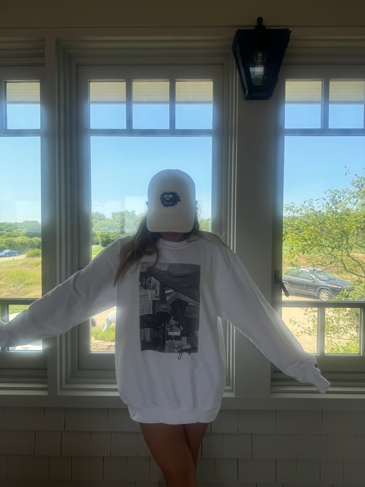White style icon crewneck