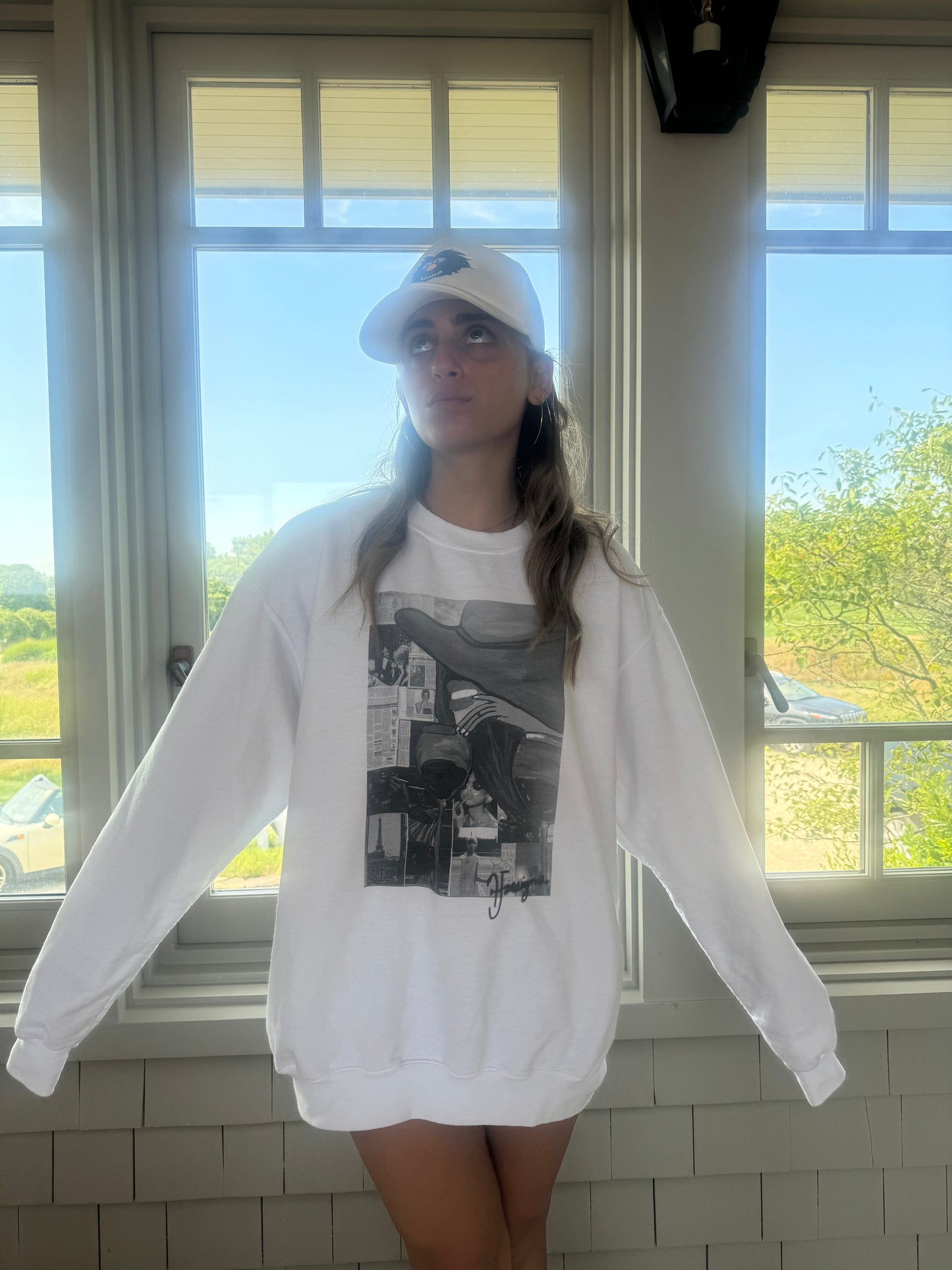White style icon crewneck